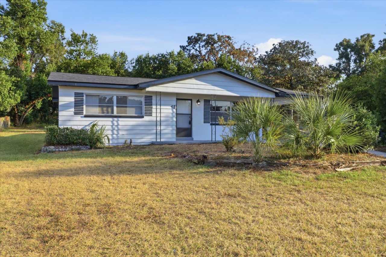 Charming Florida 2 Bedroom Bungalow with an Additional Bonus/Sunroom, Covered Parking  Patio