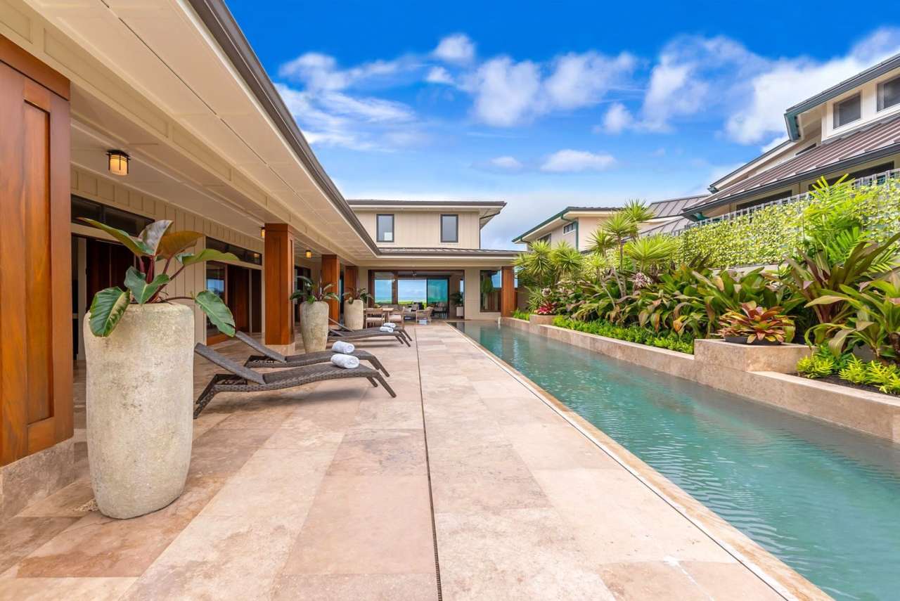 Mākālei: Beachfront Villa w/ Heated Pool  View