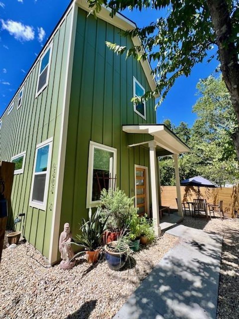 PRE-LEASE - Heart of the City! 2 bedrooms, 2.5 bathrooms, 5 miles away from Downtown Austin