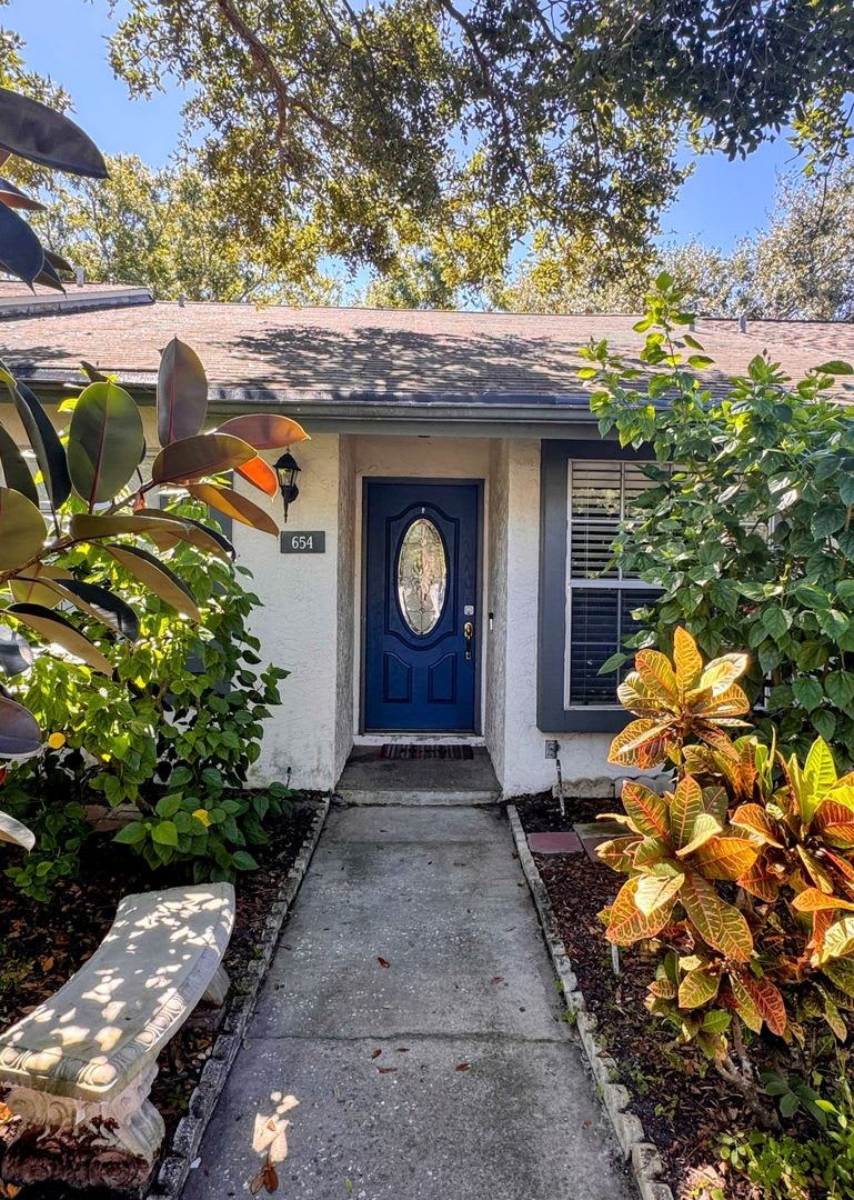 Welcome to Your Dream Home in the Heart of Largo!