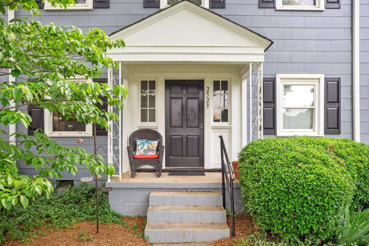 Renovated 2BR/1BA Condo close to shopping and the hospital