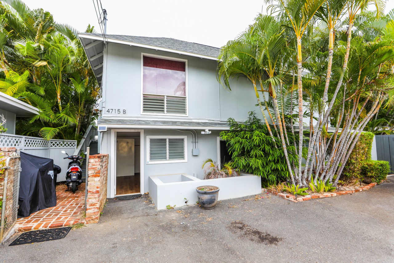 Kahala Avenue Beachside - remodeled 2 bedroom, 1 bath with Luxury Vinyl Plank Flooring