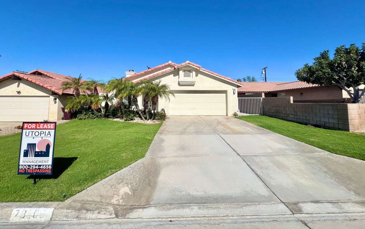 AVAILABLE NOW!!! 3 Bedroom 2 Bathroom Home in La Quinta