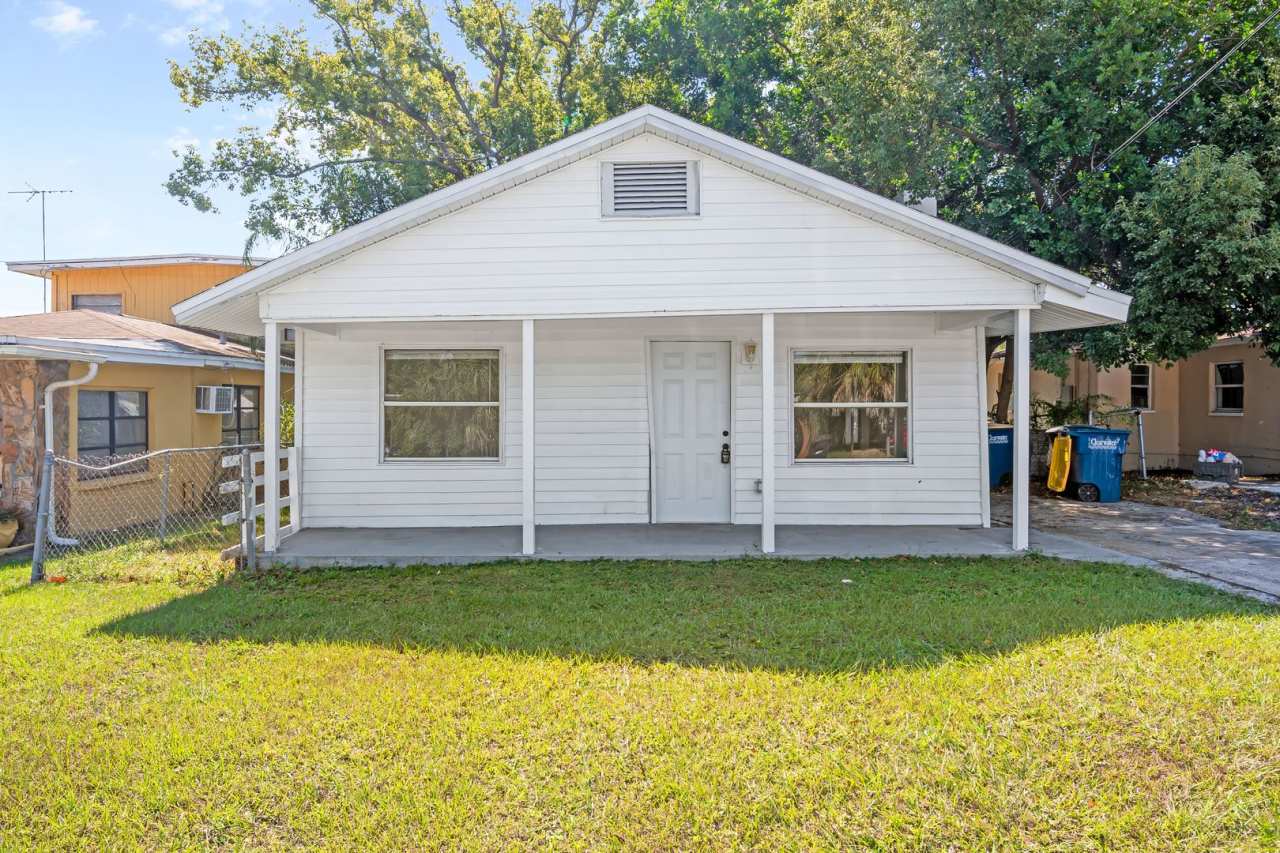 3BD/1BA Single Family Home in Clearwater Available Now!