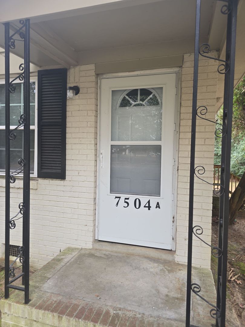 1 bed 1 bath duplex Right off Garners Ferry Minutes from all the shopping and dinning