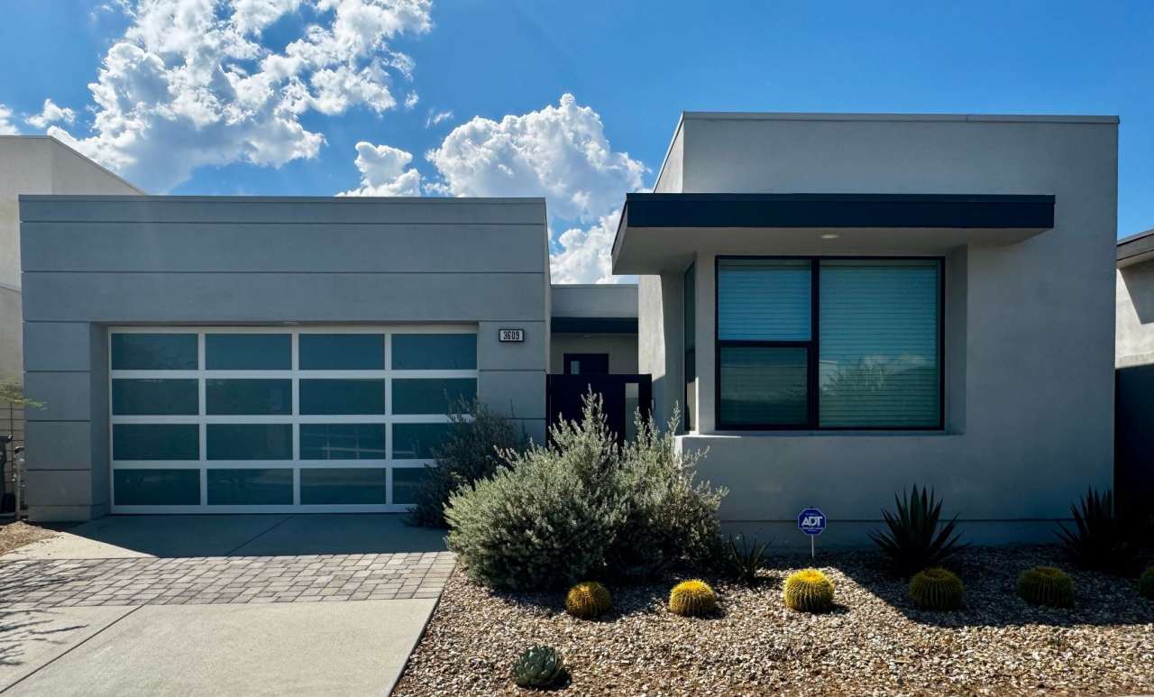 AVAILABLE NOW! STUNNING 3 Bedroom/2.5 bathroom in the highly desired Miralon Community! MOVE IN SPECIAL HALF OFF ONE MONTH'S RENT!