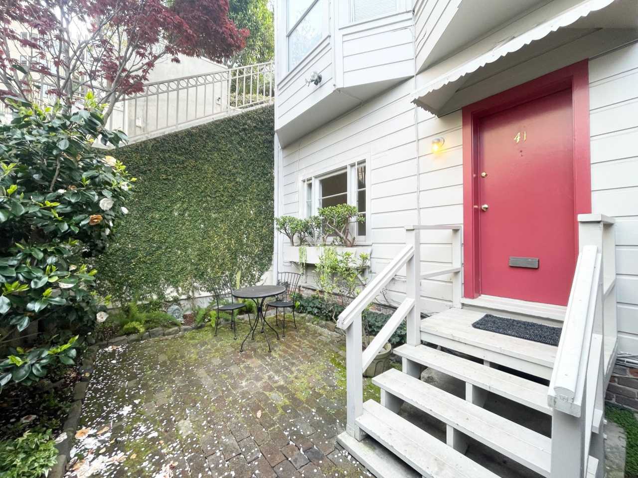 Nob Hill: Central Upper Nob Hill Location Studio with Beautiful Private Garden