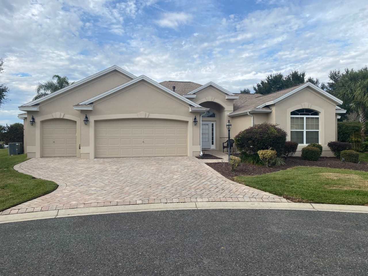 SEASONAL or ANNUAL LEASE. Large 4 Bed + 4 1/2 Baths Home, w/Views of the Jacaranda Golf Course and Lake in The Village of Poinciana