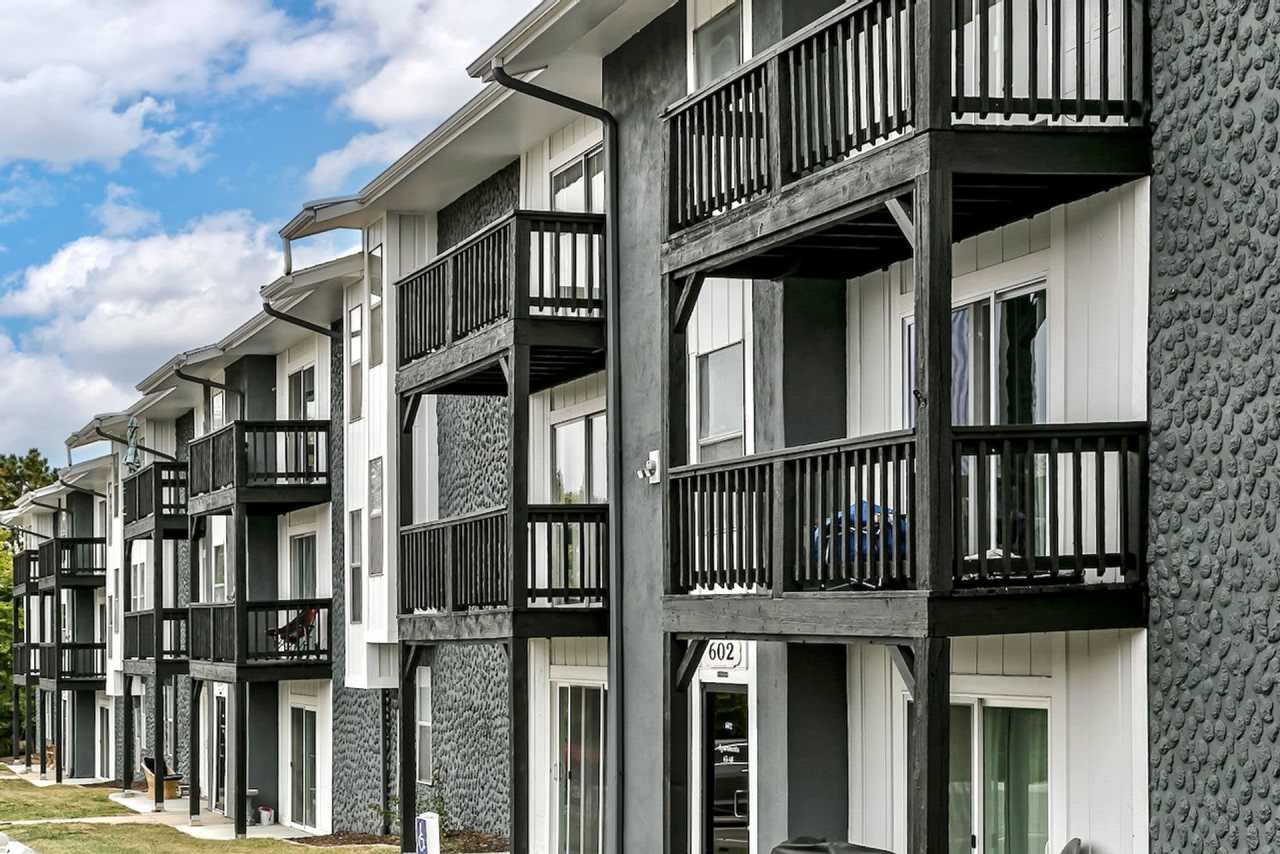 UPDATED 2 bed, 1 1/2 bath apartment in Bellevue!