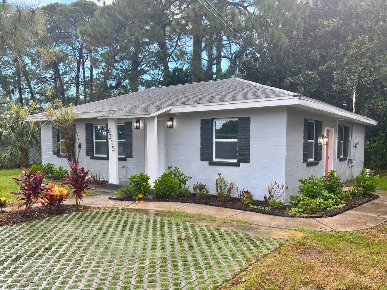 Beautifully renovated studio with extra large spa bathroom and yard