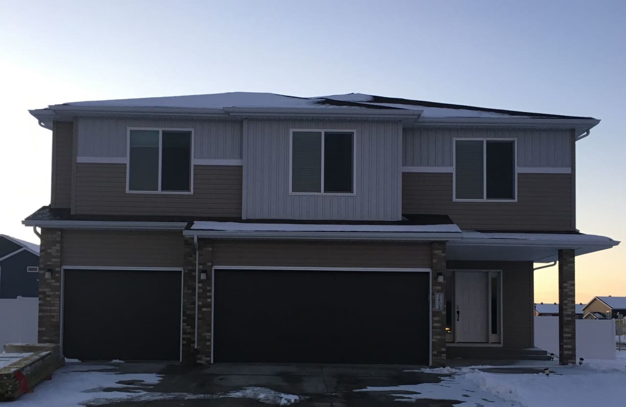 Spacious 4 bedroom/3 bathroom, with outdoor oasis in West Fargo