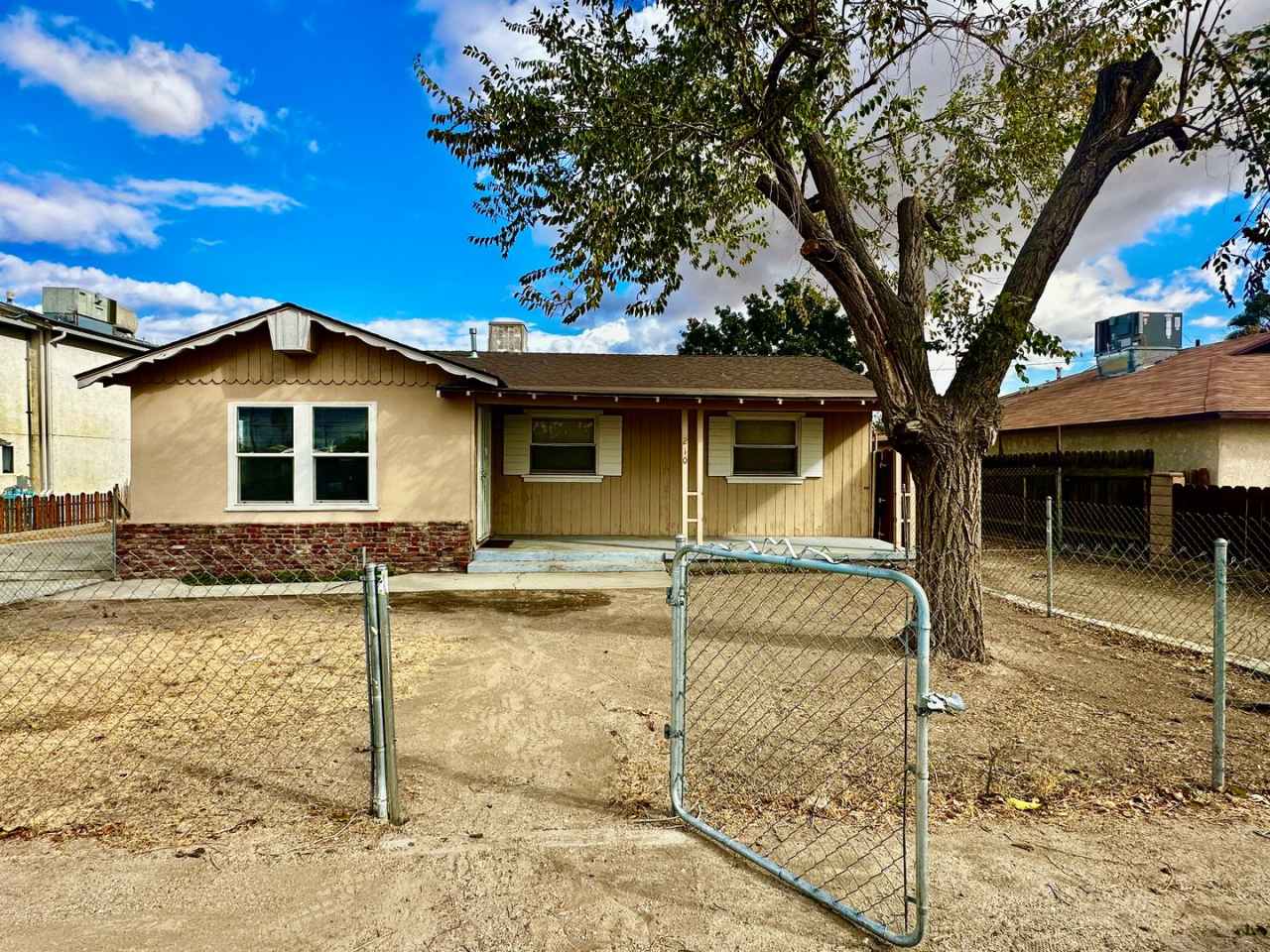 210 Jackson Street - Taft - Super cute 3 bedroom - New carpet and paint and more!!