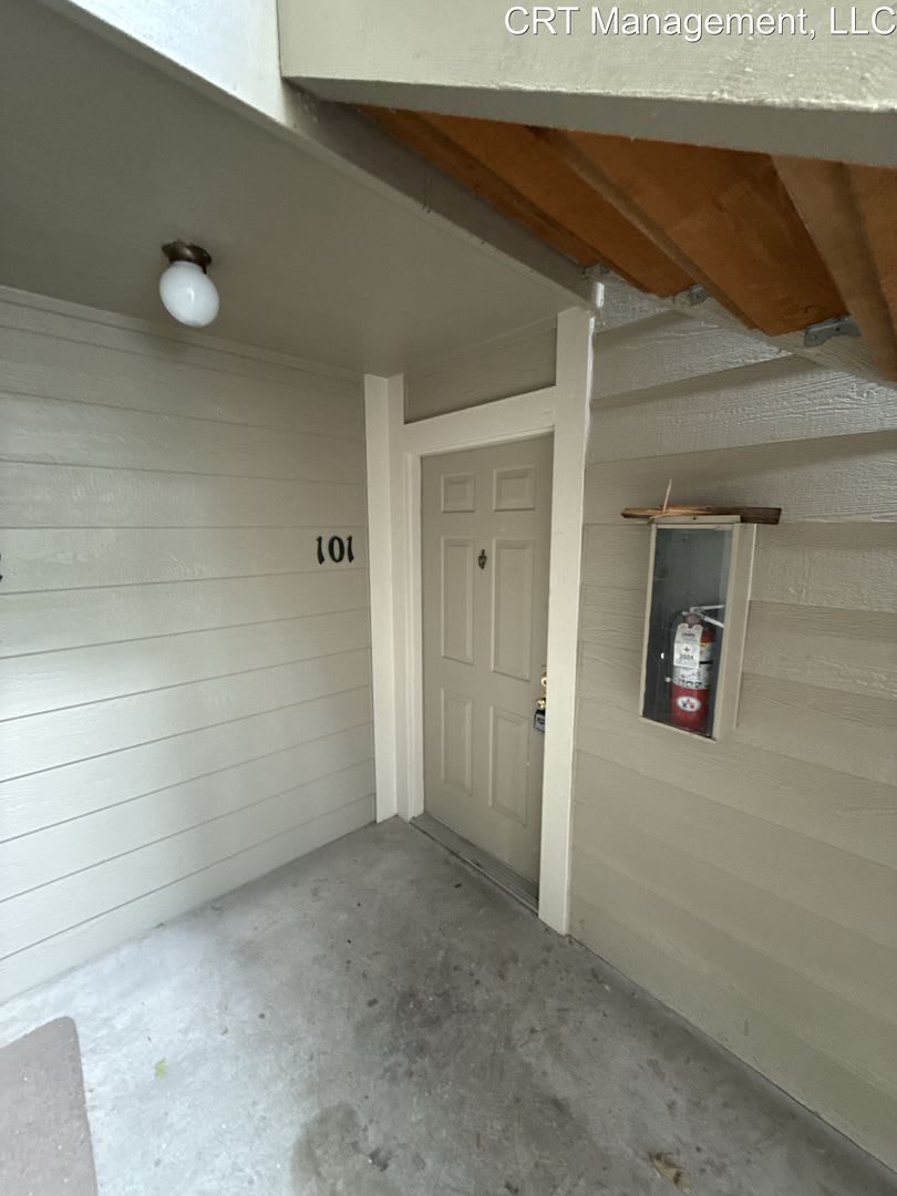 Spacious 1 Bed, 1 Bath Condo – Prime Lowry Location!