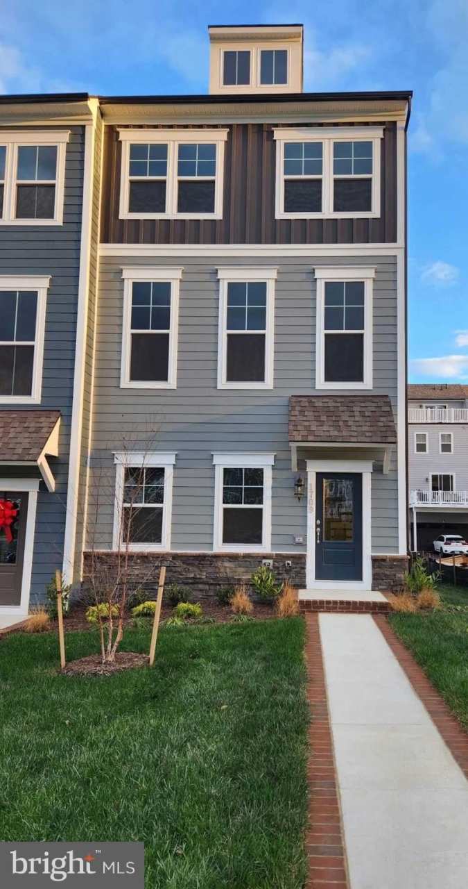 1709 AUTUMN MAPLE LEAF DRIVE