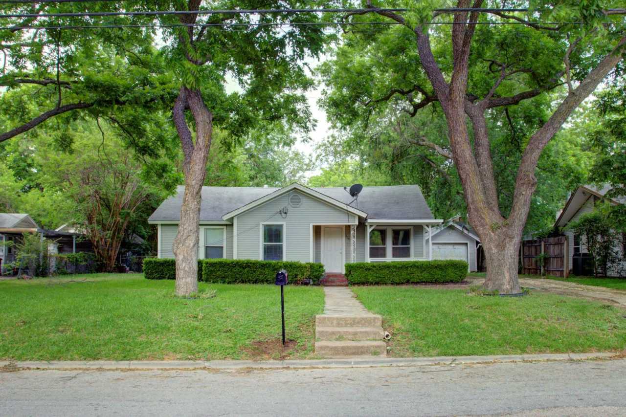 Coming Soon! Pet-Friendly 3BR Home with Large Backyard – Cleburne