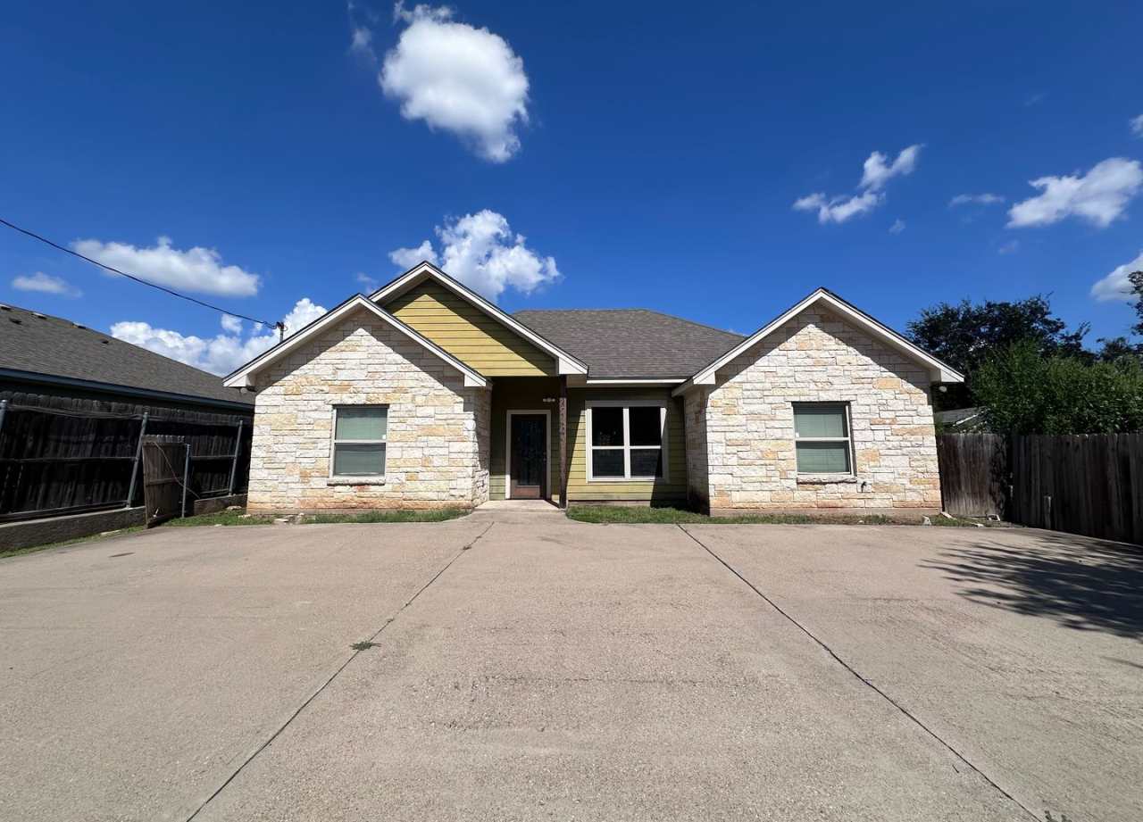 Spacious 4/4 House Near Baylor Campus with Yard - SPRING SEMESTER AVAILABILITY!