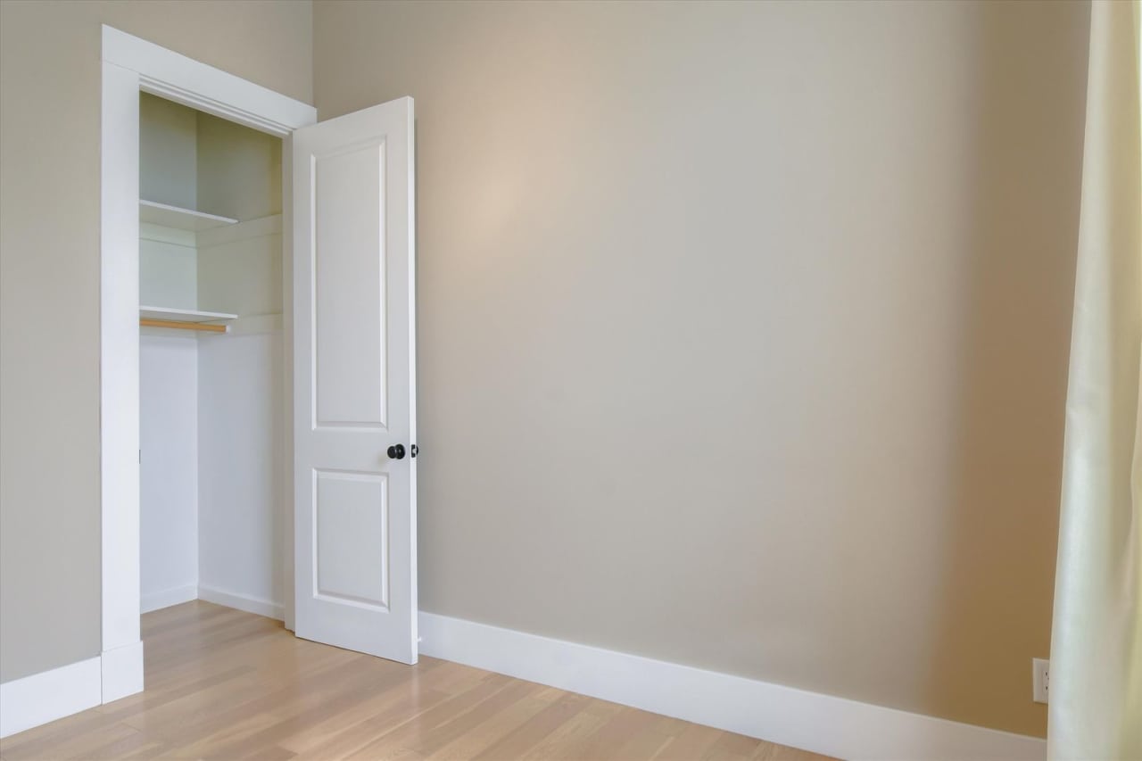 Completely Renovated Top Floor Unit in Victorian + Laundry in unit+ Contact for showing schedule!