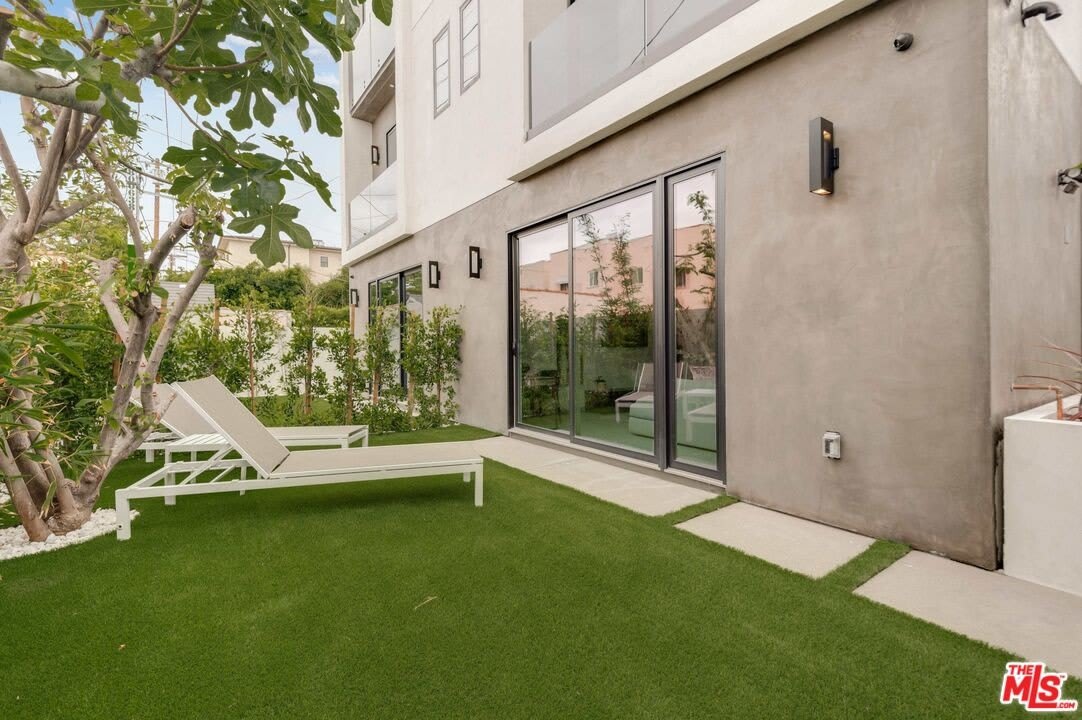 415 N Curson Ave