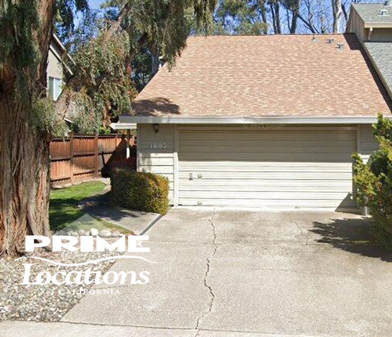 Updated Roseville 2 bedroom 2 bath Gem