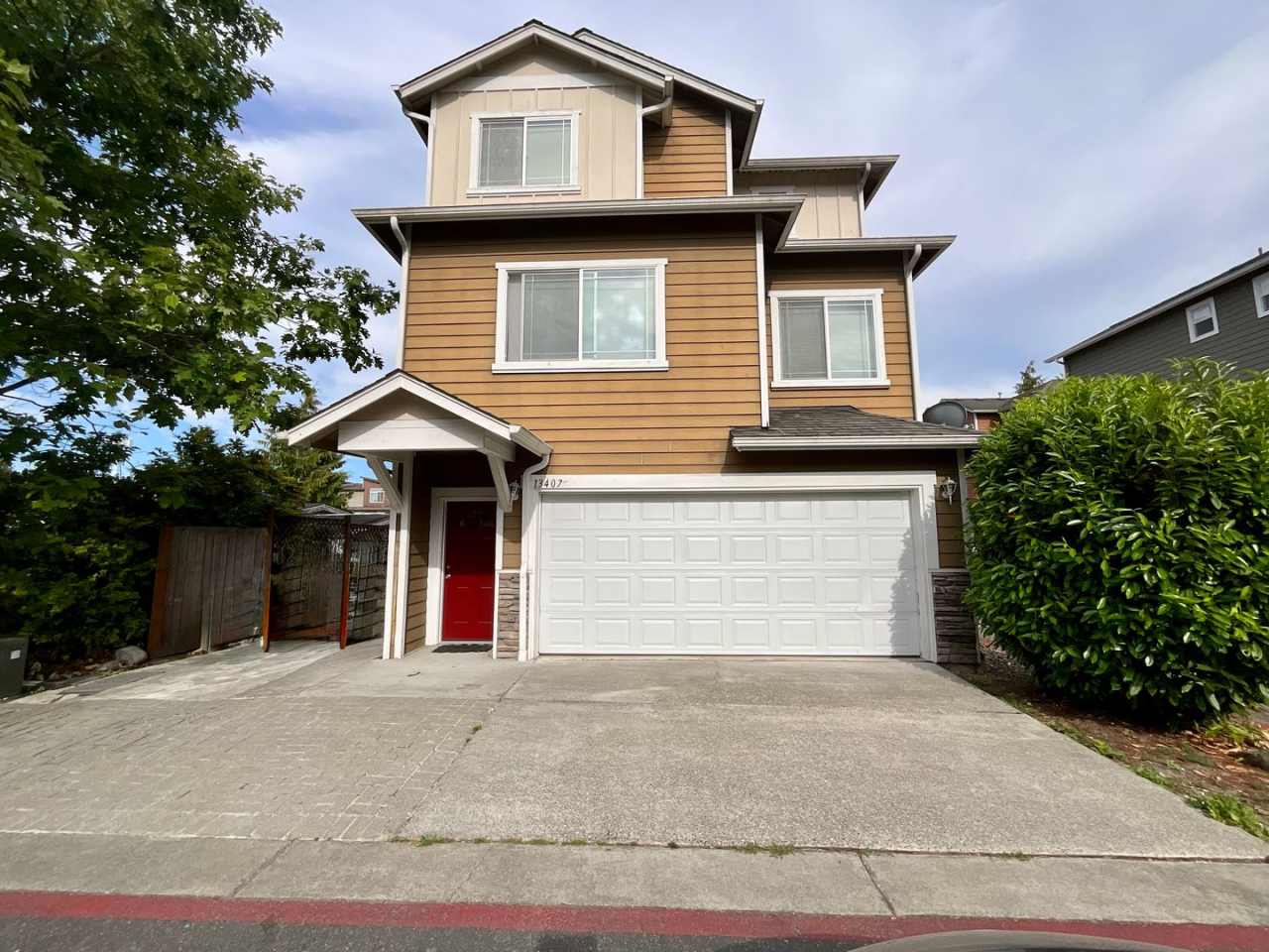 ***JUST REDUCED  MOVE IN SPECIAL!!!*** 5-Bedroom Home in Prime Location in Everett, WA