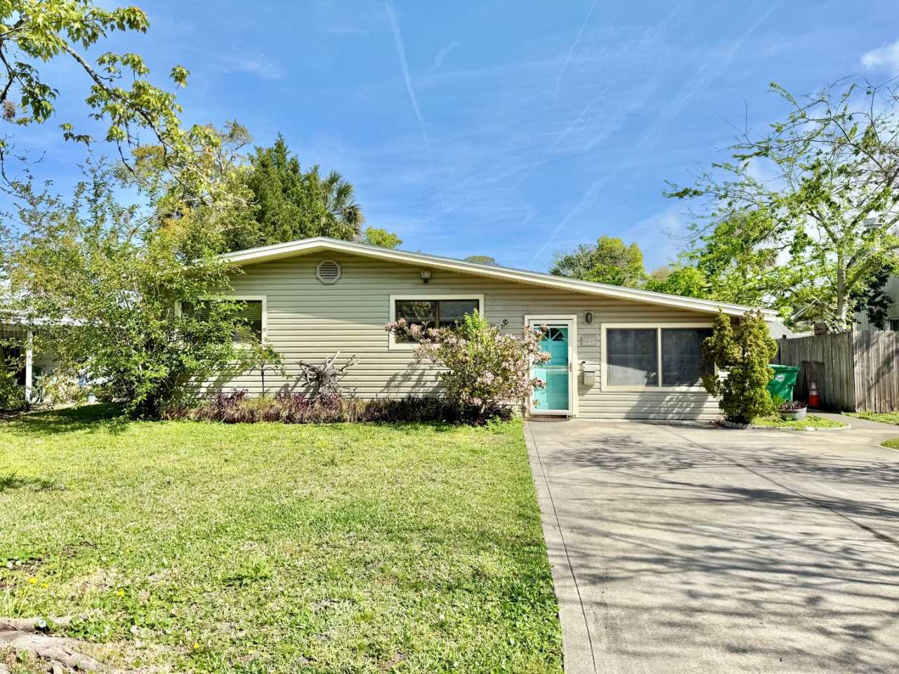 Charming Jax Beach Home Just Steps from the Sand – Light, Bright  Full of Coastal Character!