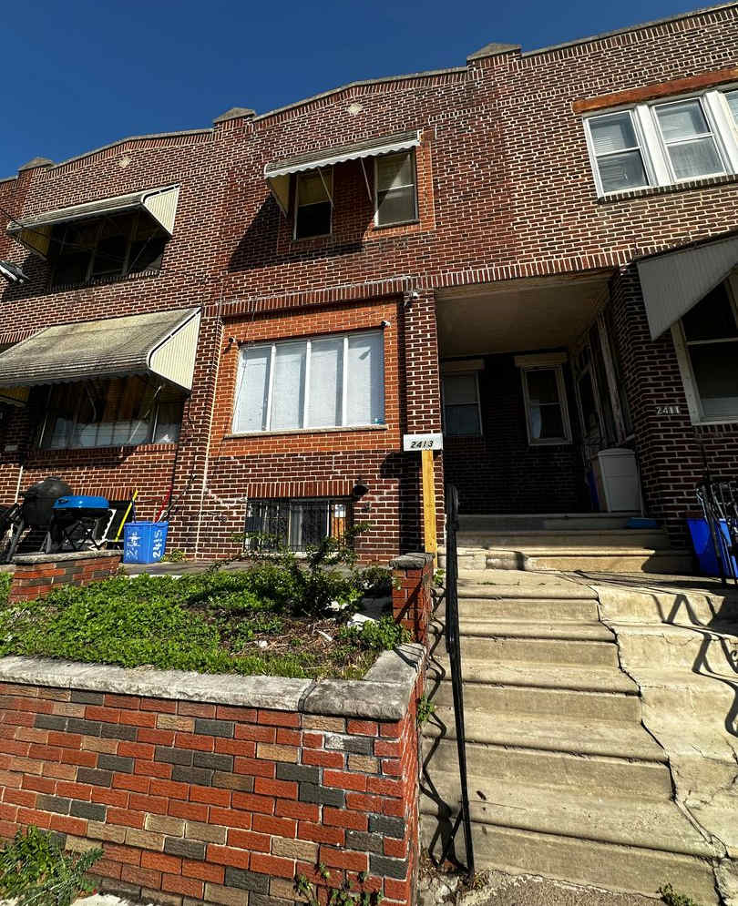 Welcome Home! Well-kept West Passyunk 3 Bedroom, 1 Full Bathroom Home with GARAGE, W/D, Deck, and more!