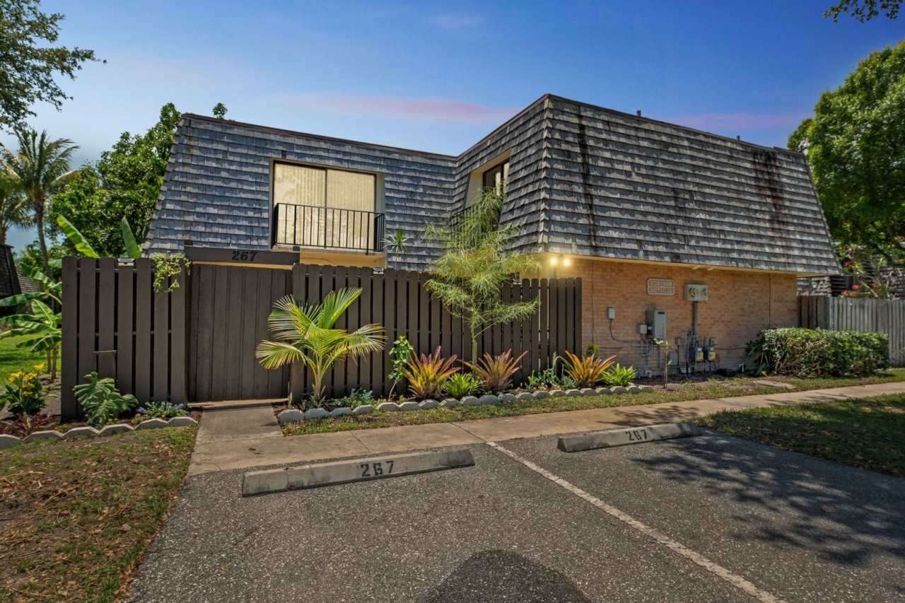 Elegant Lakeview Townhome – Hardwood Floors, Enclosed Patio,  Beachside Living