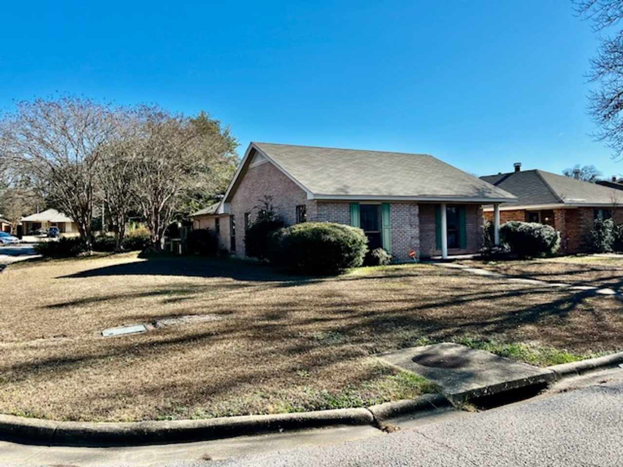 3/2 - Corner Lot - Brick, Fenced