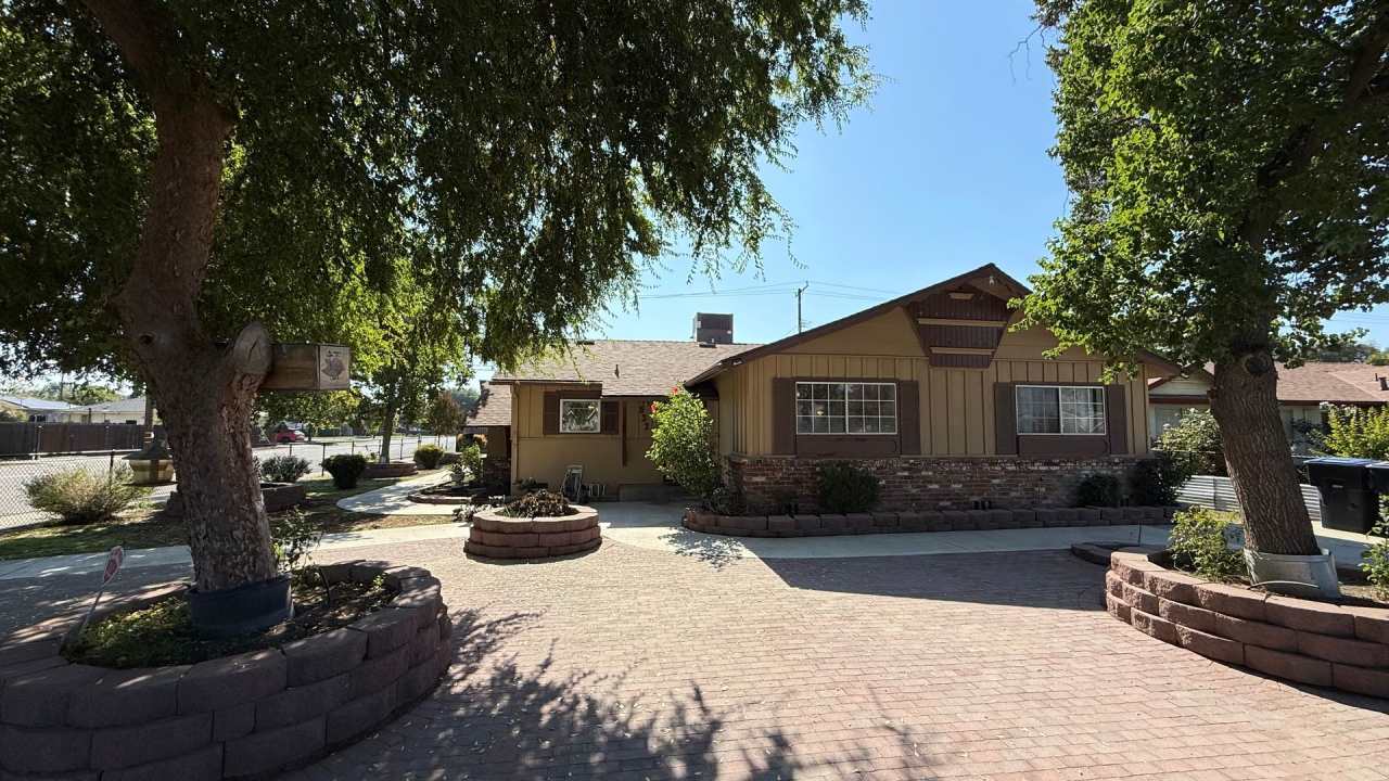 Must-See!!! 5-Bedroom Family Home with Large Yard  Prime Location in Visalia