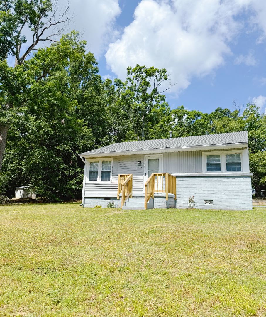 Amazing 2 bedroom 1 bath house available now