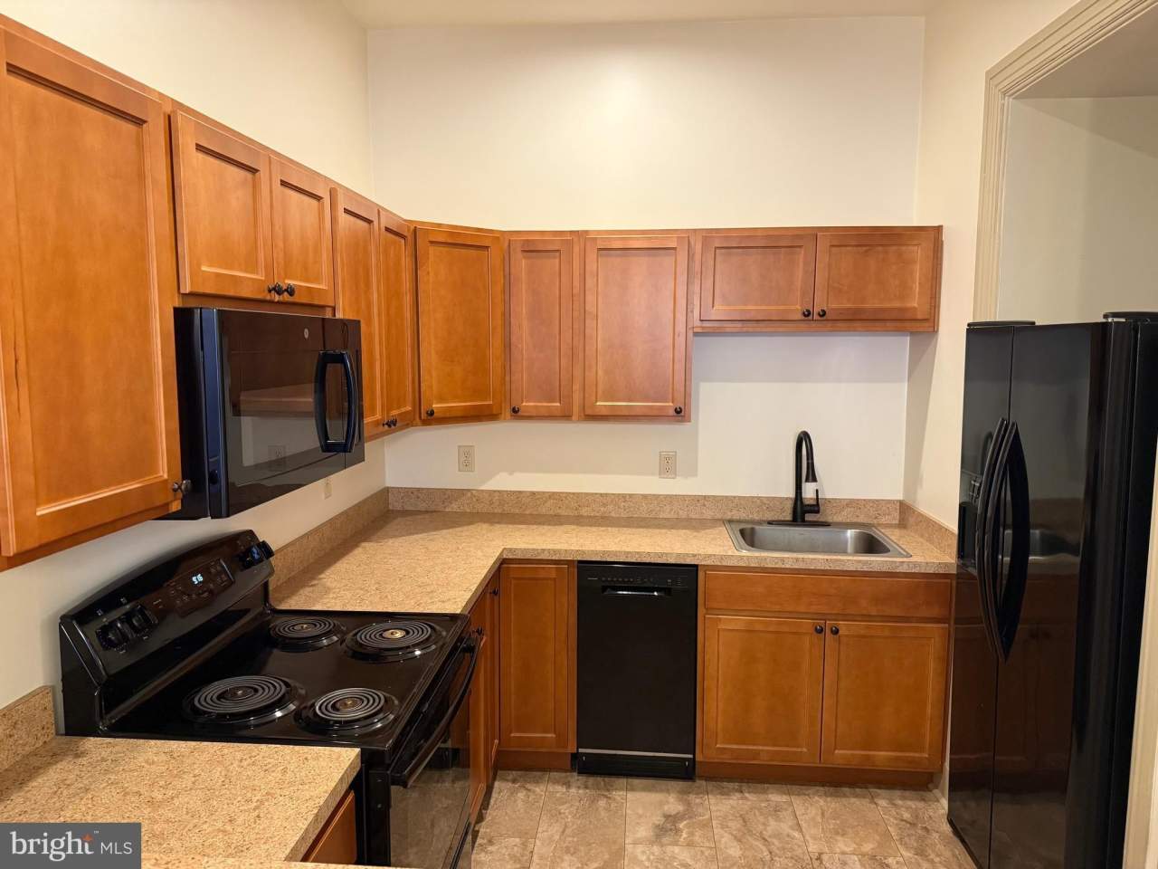 5 W QUEEN Street unit: B