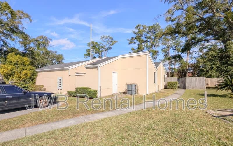 8121 San Jose Manor Dr E #4