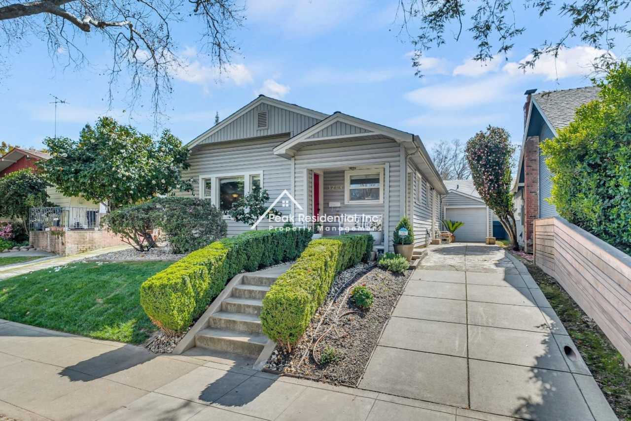 Charming East Sac 2bd/1ba House with 2 Car Garage