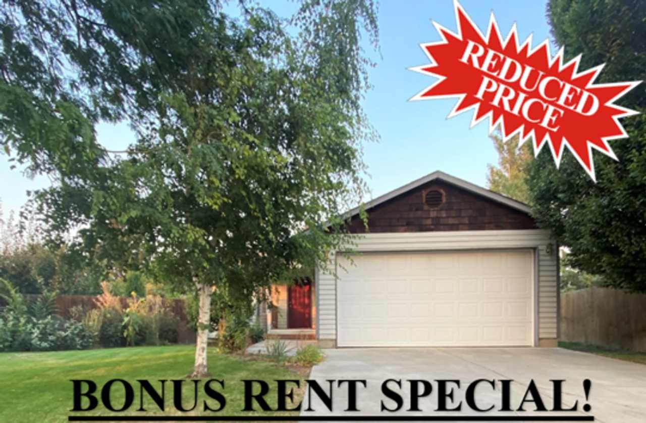BONUS RENT SPECIAL! 3 Bed on Cul-de-sac with Great Backyard and Lawn Service!