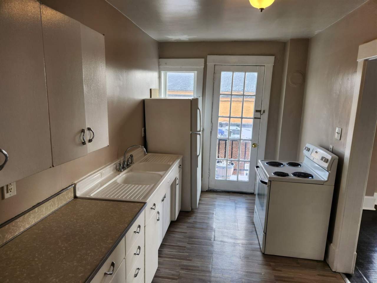 Large 2 -3 Bedroom Apartment in Heart of Beaver Falls! Central Air! NO APPLICATION FEE!!