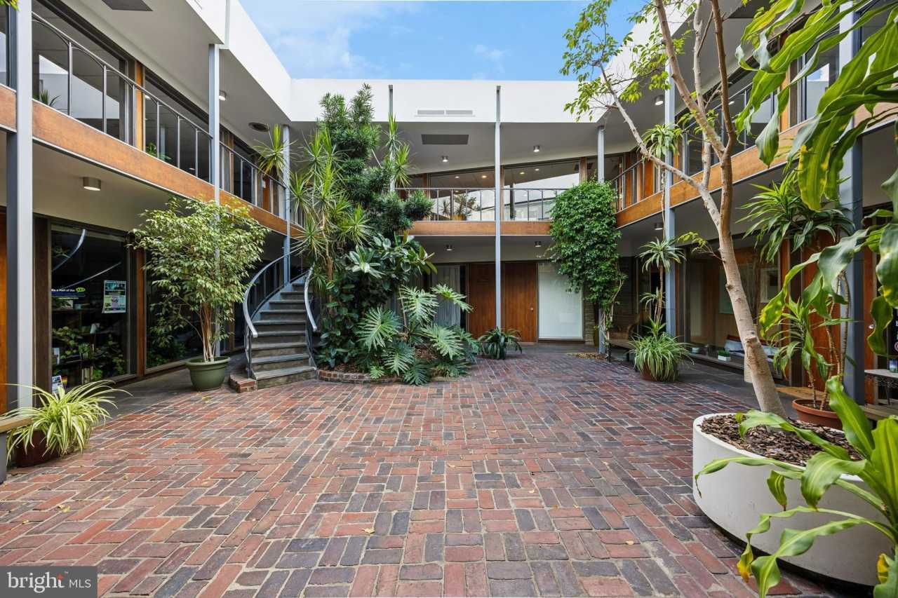 16 E LANCASTER Avenue