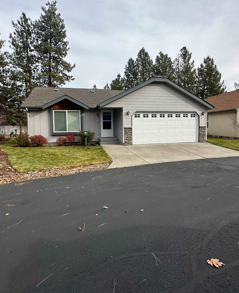 3 Bedroom / 2 Bathroom Home in The Gated Troutcreek Village in Sisters