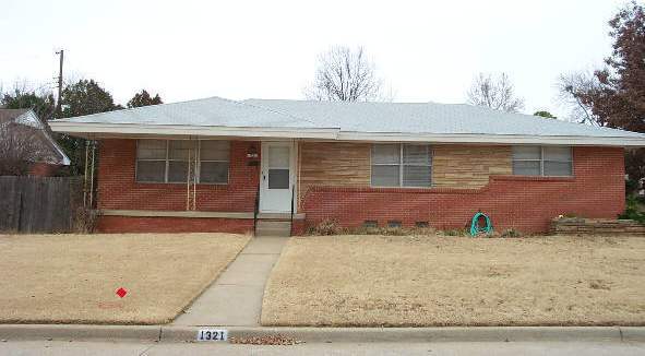 Awesome 3 Bedroom Home with Wood Floors located close to Campus!!