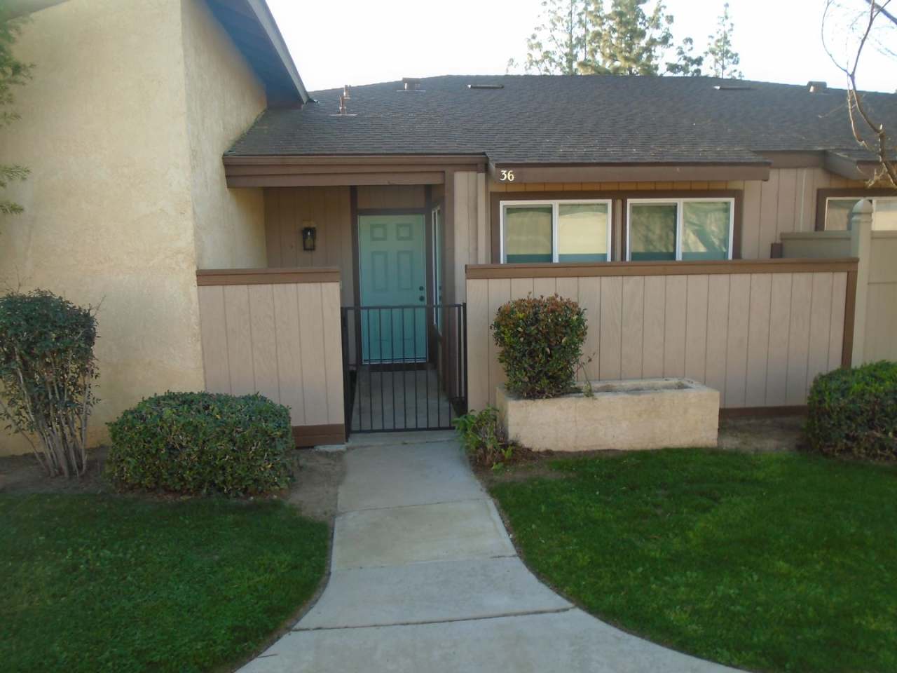 WOW FACTOR !!! MOVE IN SPECIAL....$2197.50 MOVES YOU IN!!! Application Pending