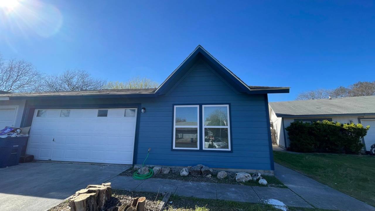 Large 2/2 duplex with a 2 car garage