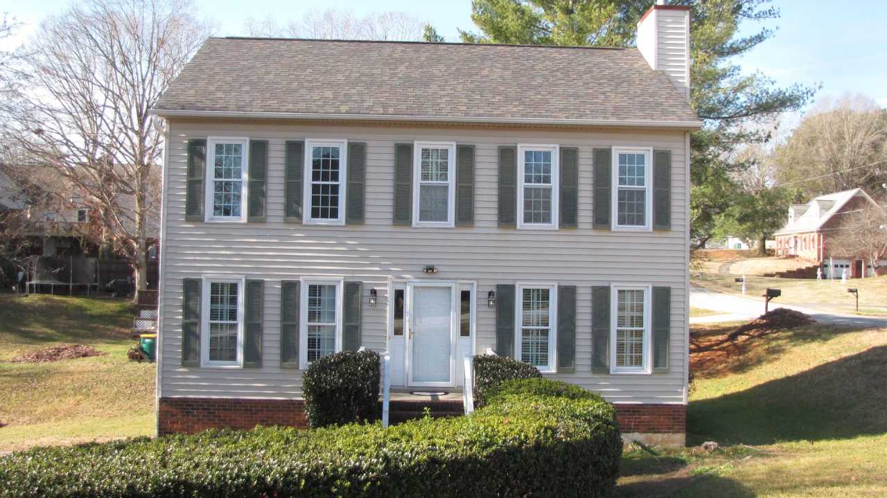 Well-kept 3 bedroom 2 1/2 bath home in the heart of Clemmons