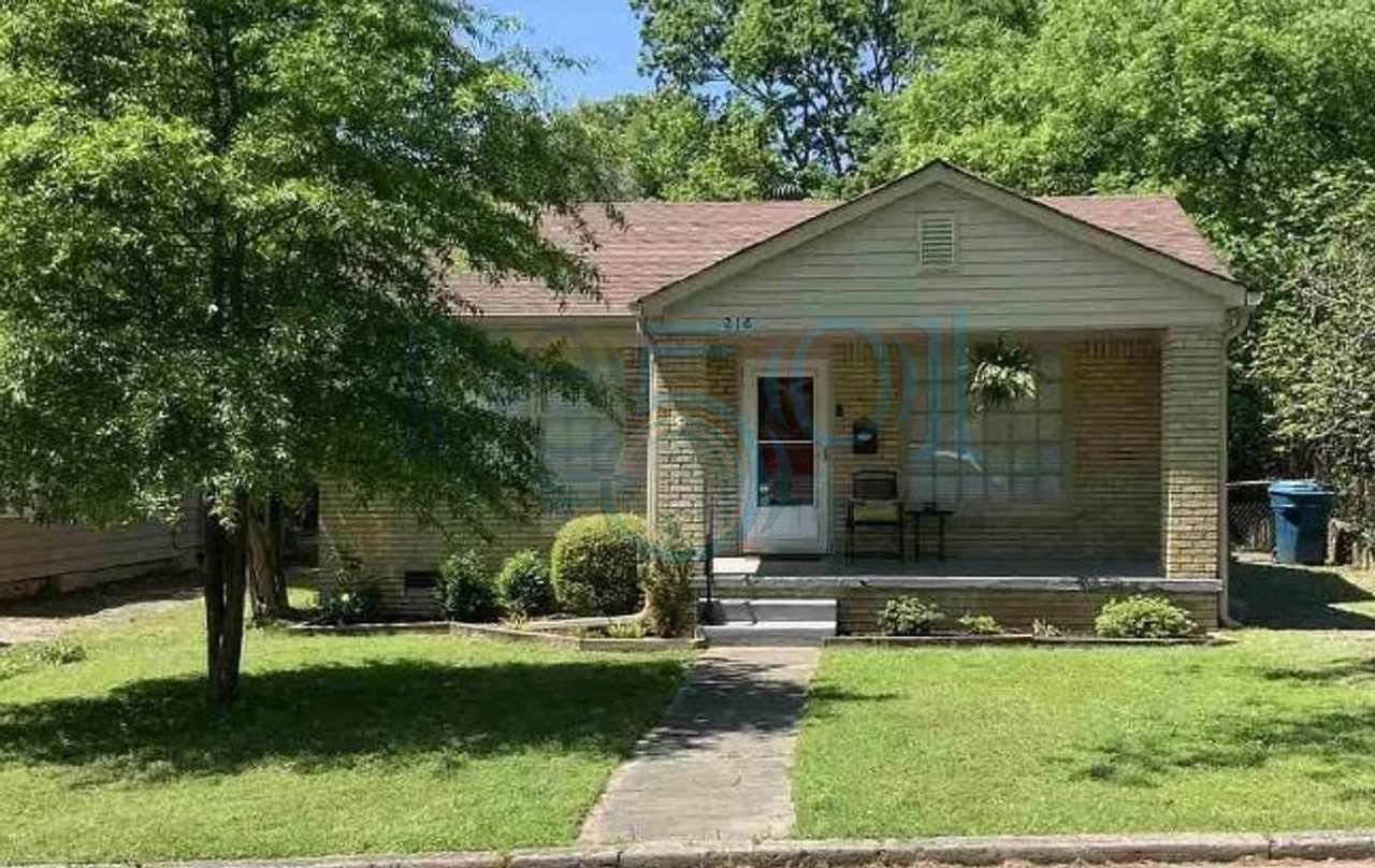 2BR/1BA brick bungalow in Stiff Station, steps from UAMS!