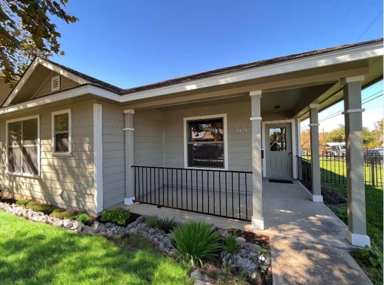 4Bed/2Bath House w/ detached 2 car garage