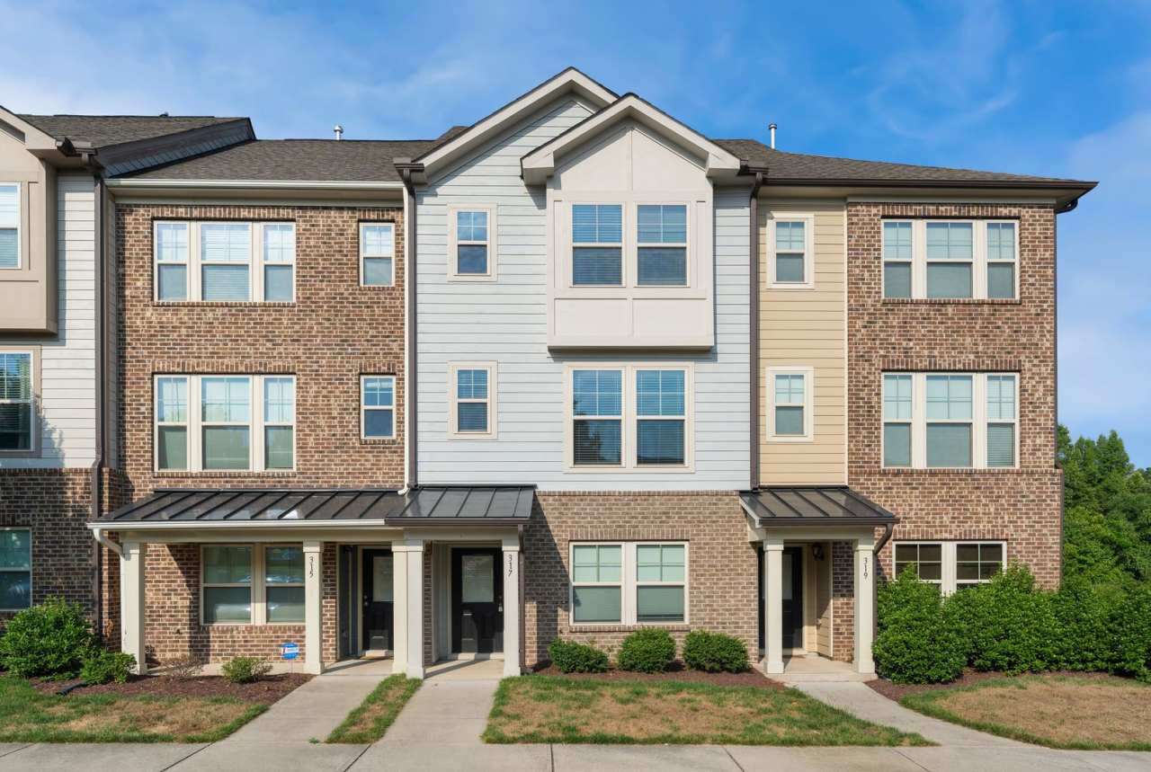 Available NOW! 4 Bedroom, 4 Bath Townhouse Located in Cary Park!