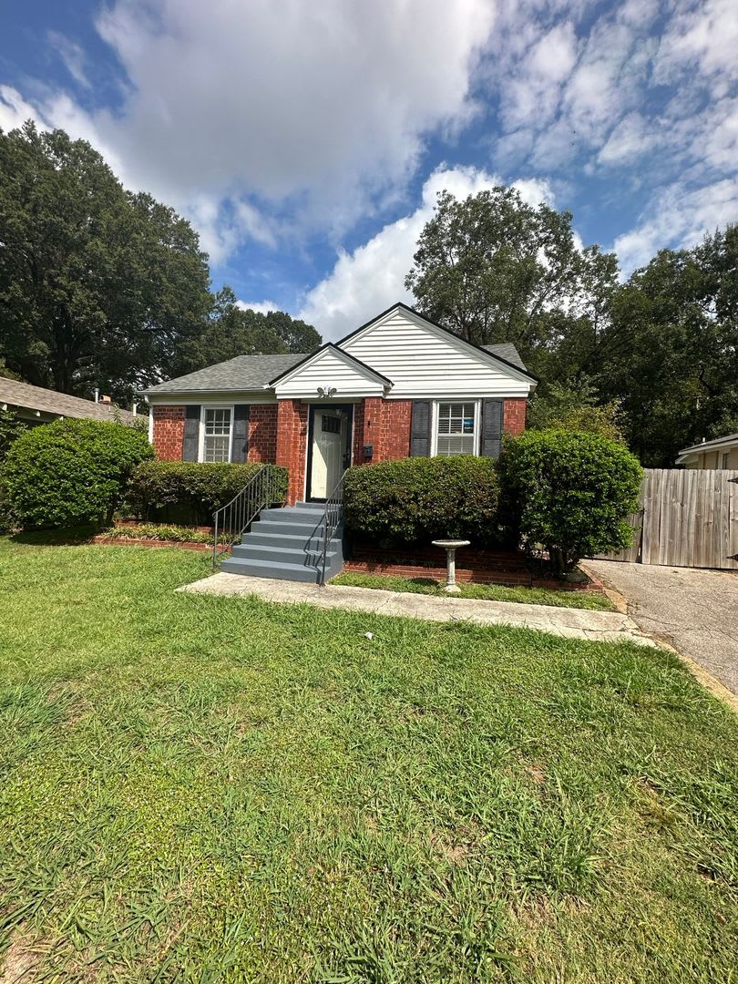 3 full bedrooms and 2 baths near the U of M! Great kitchen! Fenced yard! Pets allowed w fees!