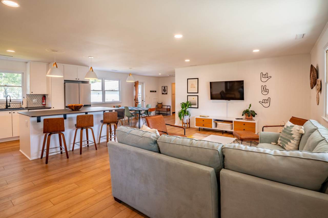 BEACH HOME NOW AVAILABLE-SHORT OR LONG-TERM