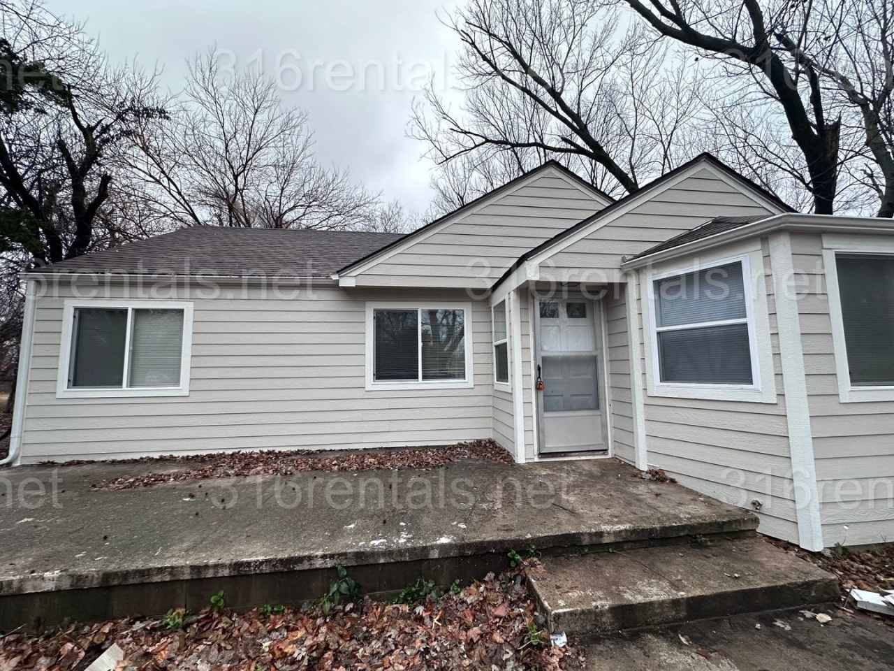 $1300 - 4 bed 1 bath home - Single Family Home