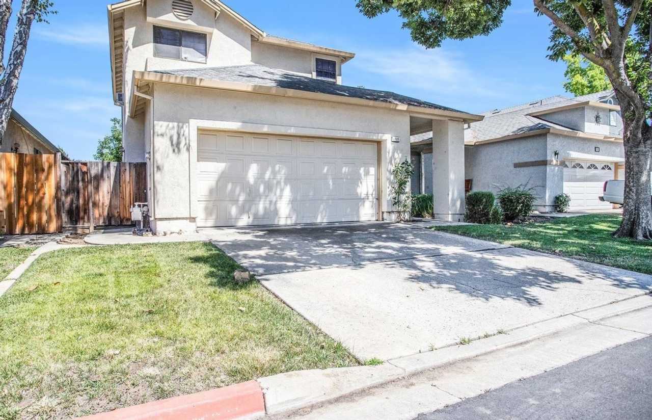 IDEAL 4 BEDROOM RENTAL OPPORTUNITY! CENTRAL TO ALL OF BRENTWOOD!