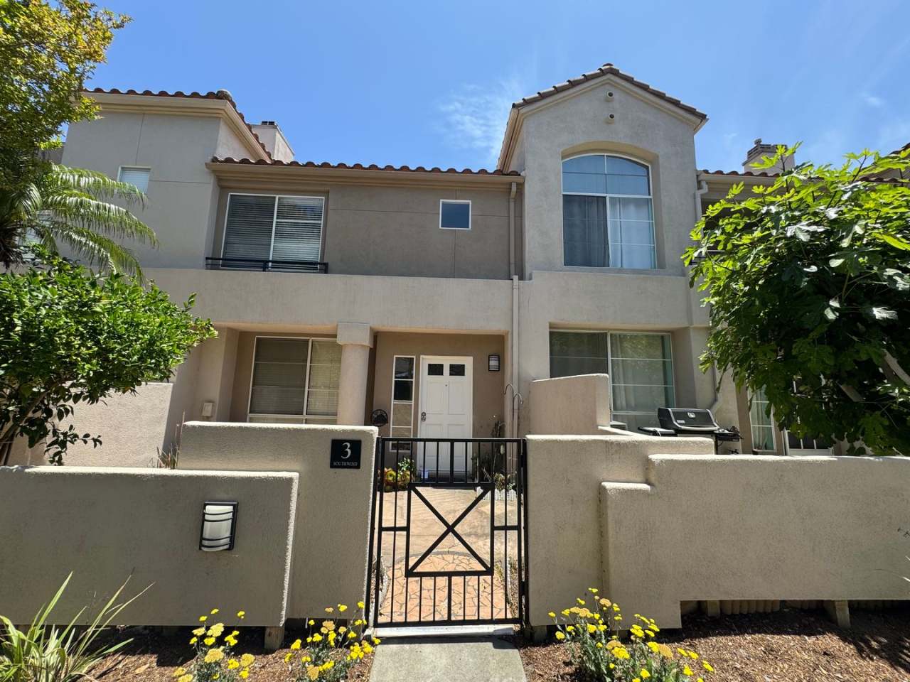 Beautiful 2 Story, 2 Bedroom plus Large Loft Condo in Aliso Viejo