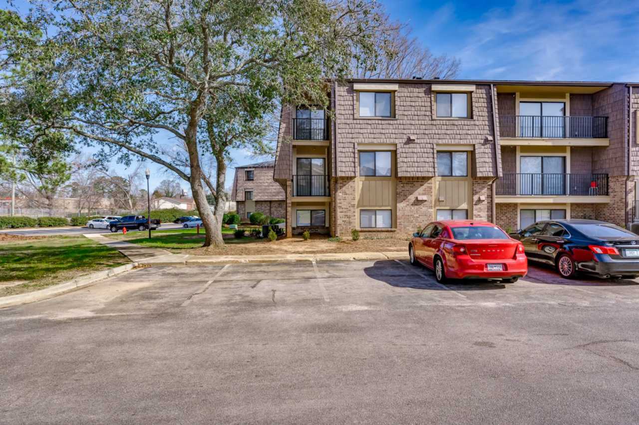 Welcome Home - Spacious Apartment with Modern Comfort  Prime Location!